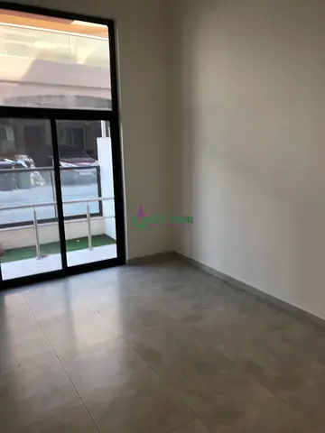 شقة مشرقة بغرفتي نوم | إطلالات على الشارع والمدينة | غير مفروشة