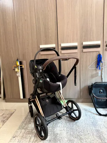 Cybex Priam stroller frame new condition with cybex car seat and adapter