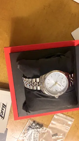 Silver men's wristwatch with metal bracelet - used