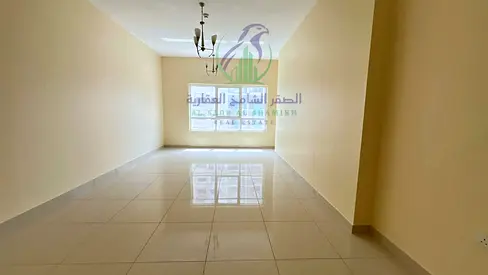 شقة غرفتين وصالة للإيجار في التعاون الشارقة مع بلكونة وستور وحمامين وباركن مجاني ودفعات مرنة وسعر مميز ومناسب للعائلات