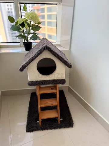 Wooden elevated cat house with ladder and soft mat - good condition