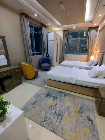 Studio with high-end hotel-style furnishings, located opposite the Ship Roundabout; all utility bills included.