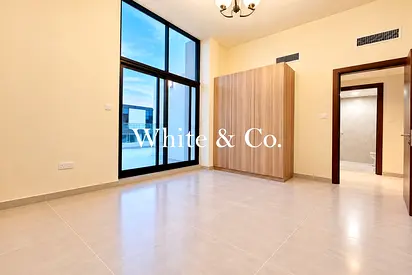 Modern Finish | Single Row | Closed Kitchen