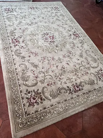 Light beige floral patterned area rug - 200x120 cm (good condition)