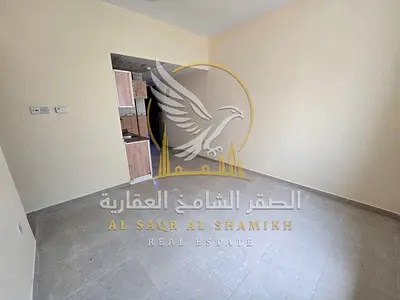 استوديو عائلي واسع للإيجار في البوطينة الشارقة مع تكييف مركزي وموقع حيوي قريب من الخدمات اليومية