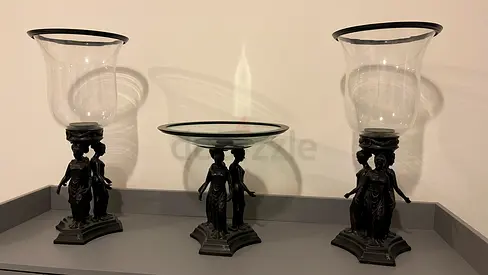 French Antique-style bronze three-graces table lamp base with glass shade