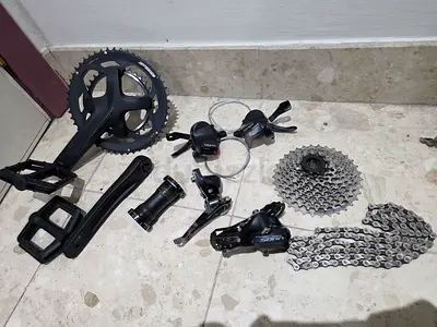 Shimano Sora 2x9speed drivetrain, Fsa omega crank, Tektro hydraulic brakes flat mount caliper
