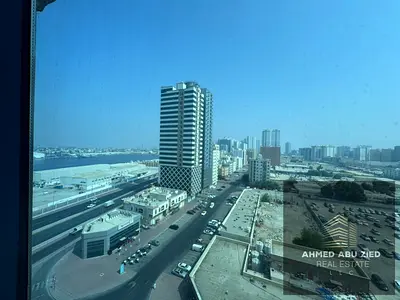 شقة ثلاث غرف وصالة للإيجار السنوي في أبراج الخور عجمان بإطلالة بحرية وبلكونة وغرفة خادمة وأربعة حمامات وتكييف مركزي