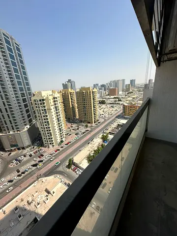 إطلالة مميزة على عجمان والميناء | غرفة وصالة للإيجار في برج الساعة | بلكونة | مطبخ أمريكي | 40 ألف