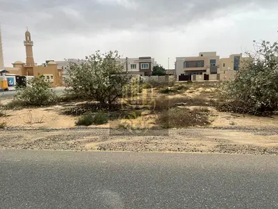 للبيع في الشارقة  تحديدا منطقة الحوشي  قطعة ارض مميزة جدا  موقع مميز  مساحة 10الف قدم تصريح بناء فيلا ارضي +اول  تملك حر جميع الجنسيات العربية  قريب م