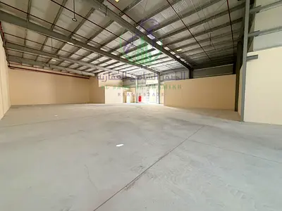 مستودع للإيجار السنوي في الصجعة، جديد أول استخدام، مساحة كبيرة، كهرباء 30 كيلوواط، نظام حريق ودفاع مدني، على شارع رئيسي