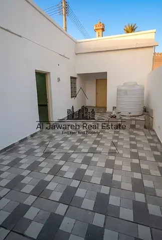 فيلا 4 غرف وصاله وحوش صغير \الحديثه ام القيوين\