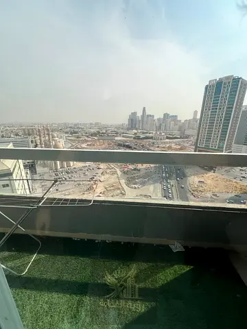 للبيع شقة غرفتين وصالة في المجاز 2 بالشارقة، على مخرج دبي مباشرة، في بناية نظيفة ثاني ساكن. تتميز بصالة واسعة وحمامين وبلكونة، فرصة مميزة للسكن والاست
