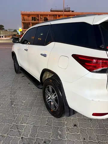 2017 Toyota FORTUNER photo 4