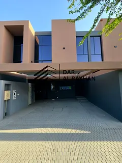 Elegant 2-Bed Townhouse I Freehold I Single Row