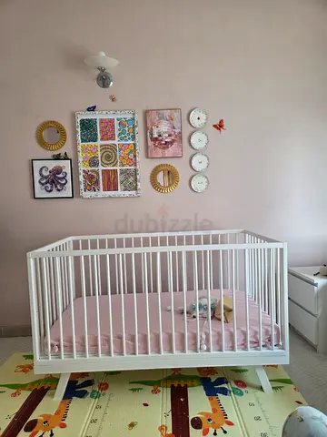 White convertable Baby Crib / Cot in fantastic Condition - Solid Wooden Nursery Crib