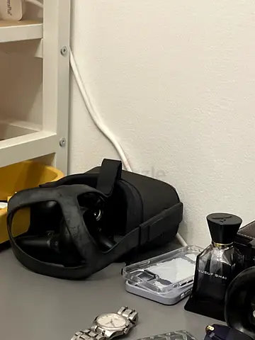 Rare Meta quest 1 black with 2 controllers