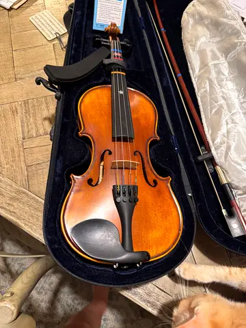 🎻 Van de Shih VN101 Student Violin – ½ Size – AED 550 — excellent condition stand&music books inc