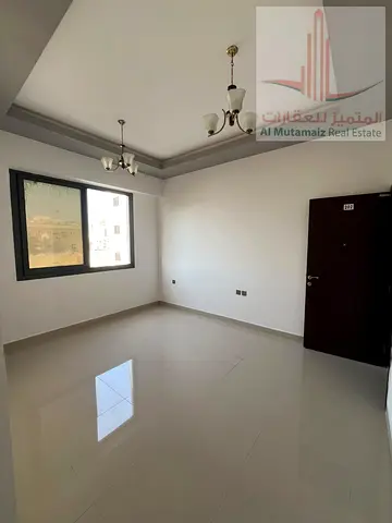 شقة غرفتين وصالة للإيجار في عجمان بـ34,000 درهم سنويًا، بناية عائلات نظيفة وصيانة على المالك ومواقف مجانية، قرب شارع النعيمية والشيخ جابر الصباح.