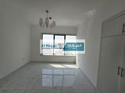 شقة ثلاث غرف وصاله للايجار مقابل المدارس باركن مجانا