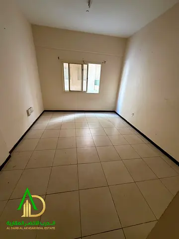 استوديو واسع للإيجار السنوي في موقع مميز