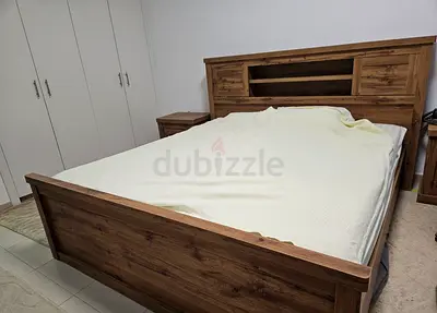 Bedroom set (Home Center) - Including dresser and 2 side tables - Very good condition