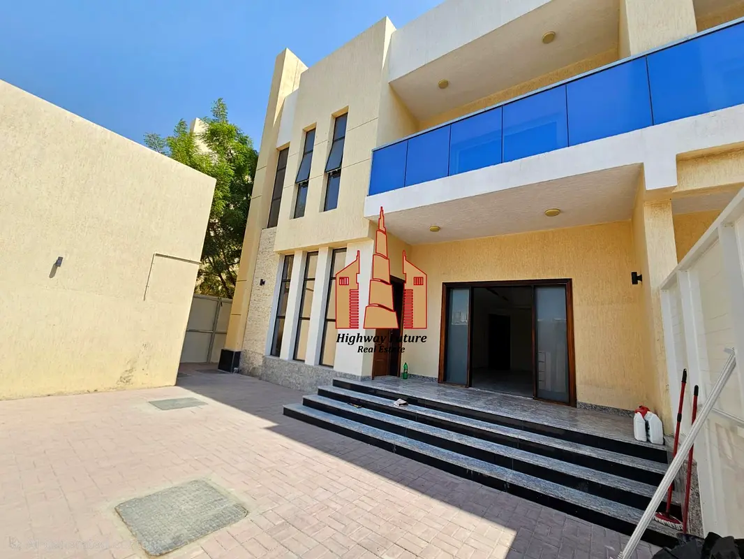 6 Bed room Hall Majlis Maids room Balcony like new villa big villa on the road
