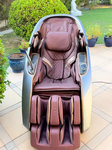 Full-body Luxury Massage Chair in Good Condition