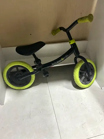Kids balance bike (no pedals) - lightweight toddler trainer blobber