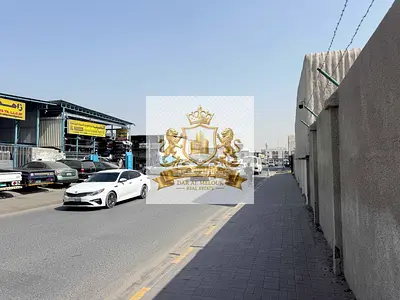 للإيجار في قلب سكراب السيارات بالشارقة – الصناعية الثالثة | علي شارع جار (اسفلت)