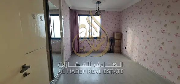 للإيجار في المجاز 3 الشارقة شقة 3 غرف وصالة ومجلس منفصل مع بلكونتين بإطلالة على البحيرة وموقفين مجانيين وصيانة مجانية بسعر 75 ألف درهم سنوياً والدفع ع