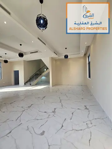 **فيلا مودرن للإيجار السنوي – الحوشي، الشارقة** **موقع مميز – صف أول على شارع الخدمات بطريق مليحة** فيلا مودرن بحالة ممتازة، ثاني ساكن،