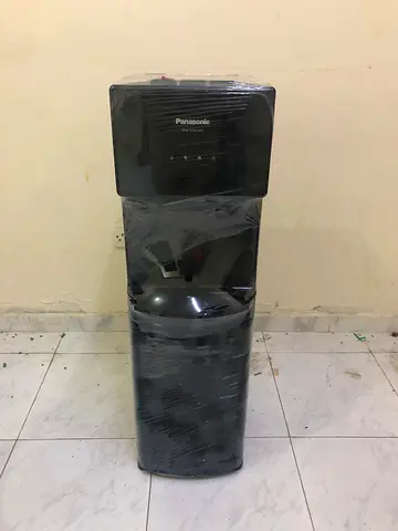 Bottom load water dispenser