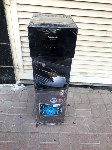 Bottom load water dispenser