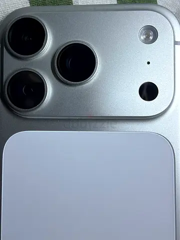 iPhone 17 pro (256)GB (HK with box cable ) - Silver, good condition no scratches physical+Esim