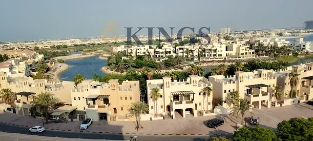 وحدة واسعة غير مفروشة بإطلالة على البحيرة وملعب ال