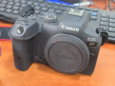 Canon R7 Body only