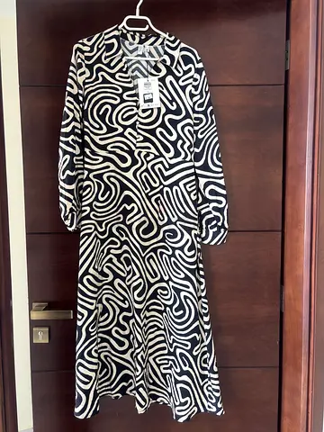 Black and white patterned long dress - size: M, tag attached