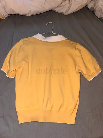 Lightweight short-sleeve yellow knit top with white collar - good condition