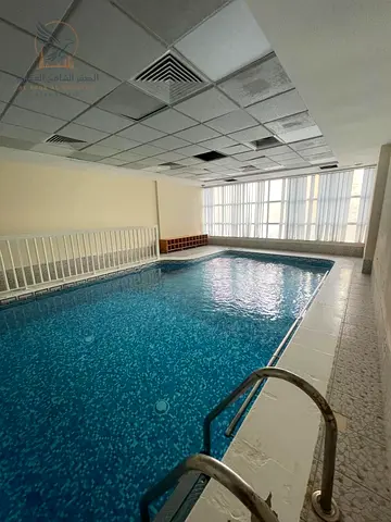 Apartment with one bedroom and a living room available for annual rent. Includes a balcony, access to a gym and swimming pool, and built-in wall close
