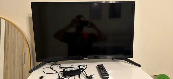 Samsung 32-inch LED TV with remote and power cable - Good condition