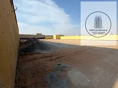 Compound with warehouses, 29,000 square feet, for rent.