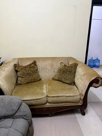 Classic 3-seater velvet sofa with wooden frame - good condition