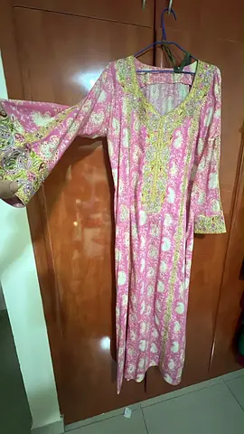 Traditional pink embroidered long kaftan / abaya, size M-L