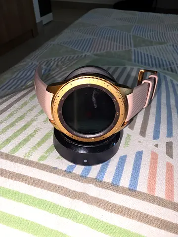 Gold smartwatch with strap (includes wireless charger) - good condition