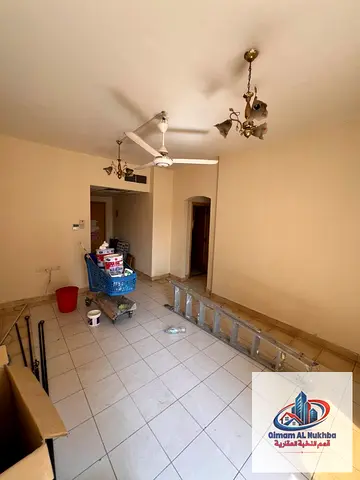 اجمل غرفة وصاله مع بلكونه 2 حمام مساحات كبيره داخل بنايه عائلات