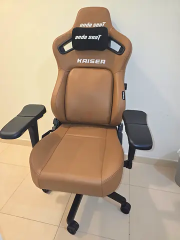 Gaming Chair XL Brand New Used once, new price is 1200.