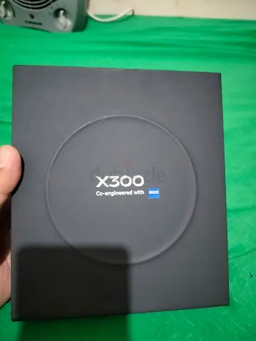 Vivo X 300 non-active box open