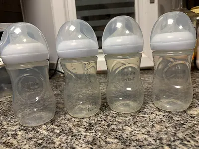 Set of 4 Philips Avent Baby Bottles with Lids - unused