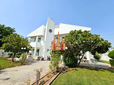 6 Bed room Hall Majlis 3 kitchan Maids room 3 Master room big gardan parking corner Villa